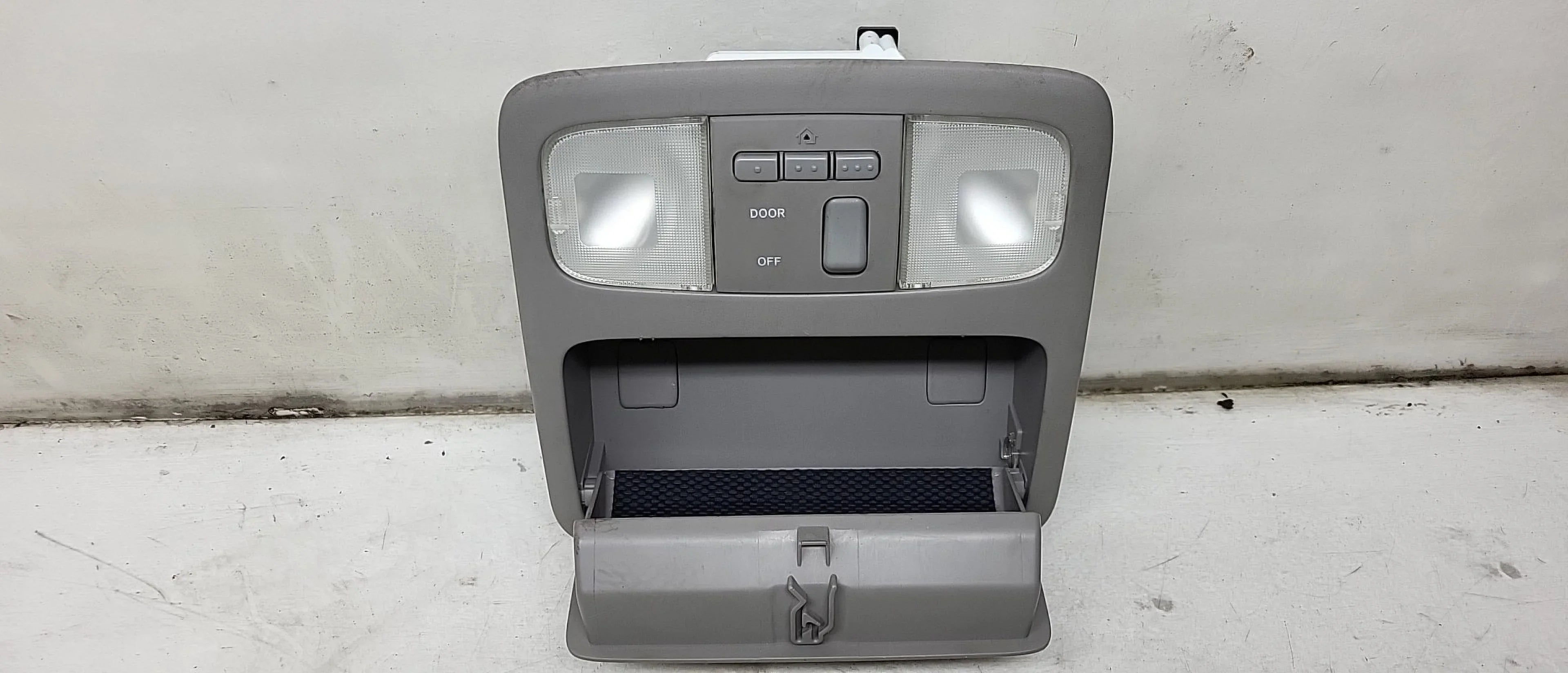 Pre-Owned 06 2006 Toyota Highlander Overhead Roof Console with Garage Door Opener  (Good)